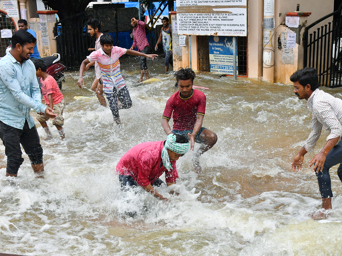 Catching fishes in flood water in heavy rain Photos - Sakshi9