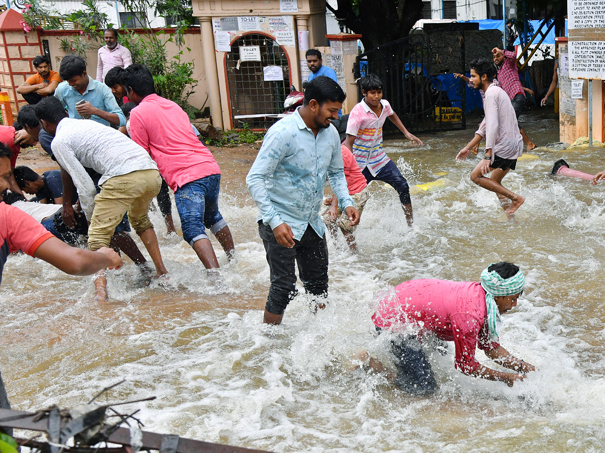 Catching fishes in flood water in heavy rain Photos - Sakshi10