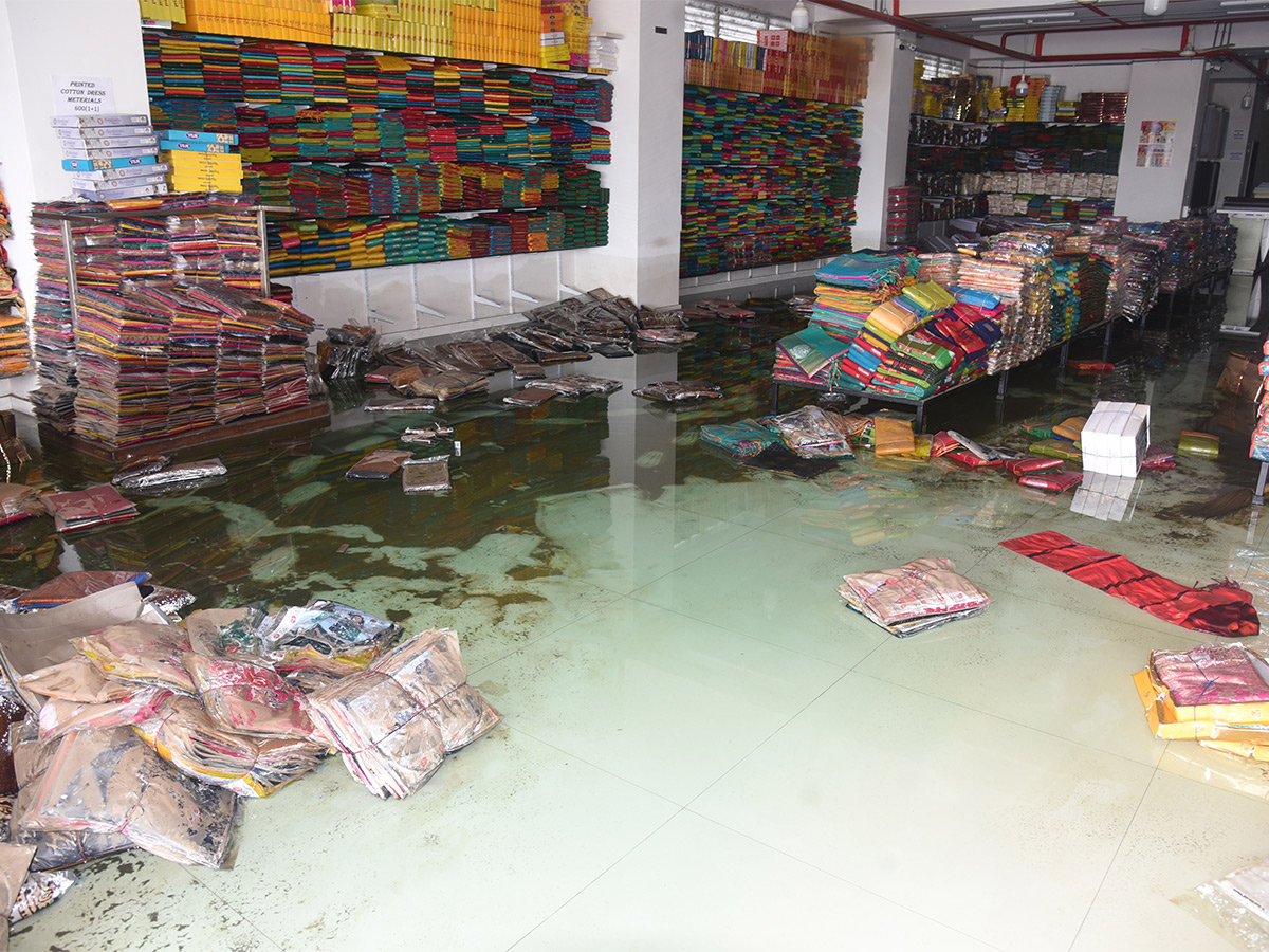 Photos Of Flood Water In Warangal Due To Heavy Rains - Sakshi11