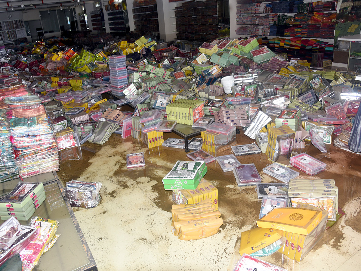 Photos Of Flood Water In Warangal Due To Heavy Rains - Sakshi12