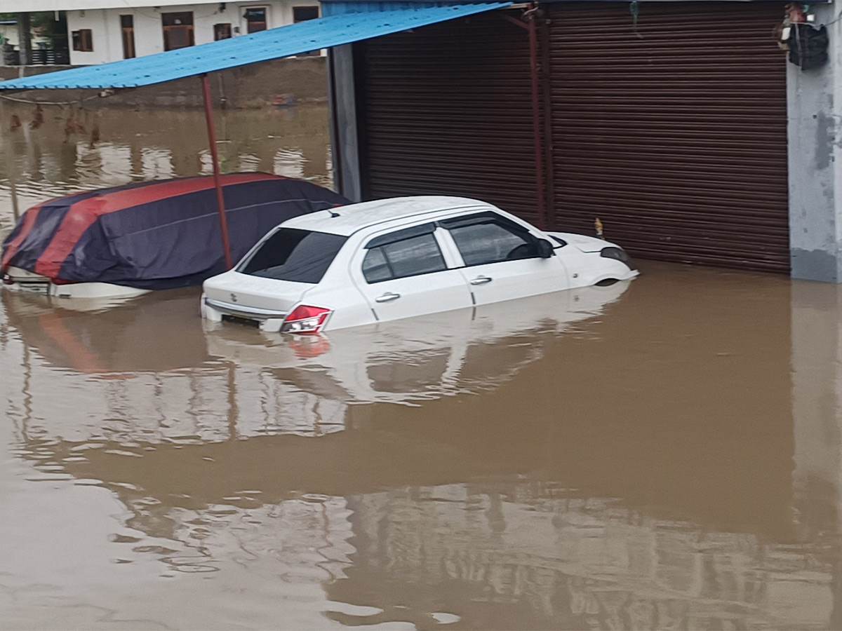 Photos Of Flood Water In Warangal Due To Heavy Rains - Sakshi13