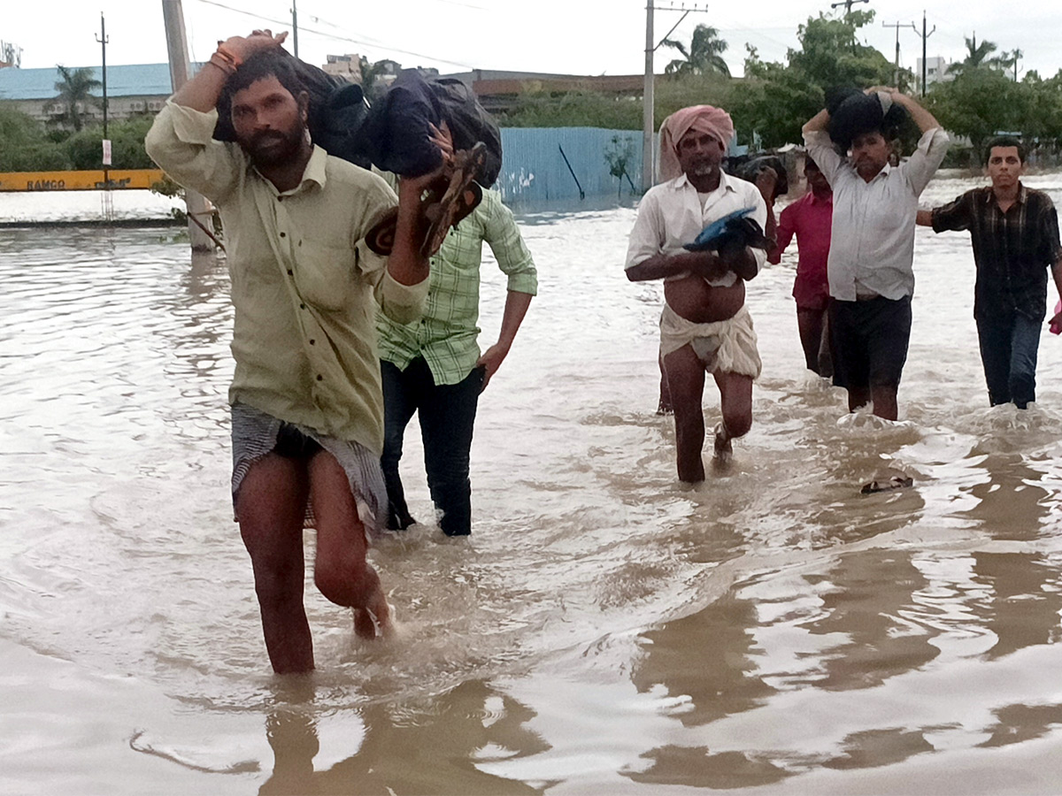 Photos Of Flood Water In Warangal Due To Heavy Rains - Sakshi15