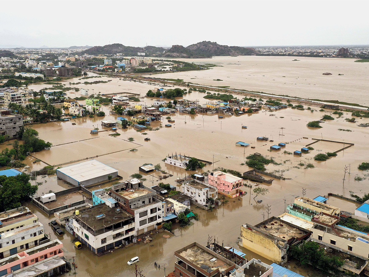 Photos Of Flood Water In Warangal Due To Heavy Rains - Sakshi17