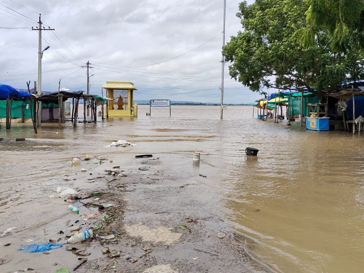 Photos Of Flood Water In Warangal Due To Heavy Rains - Sakshi18