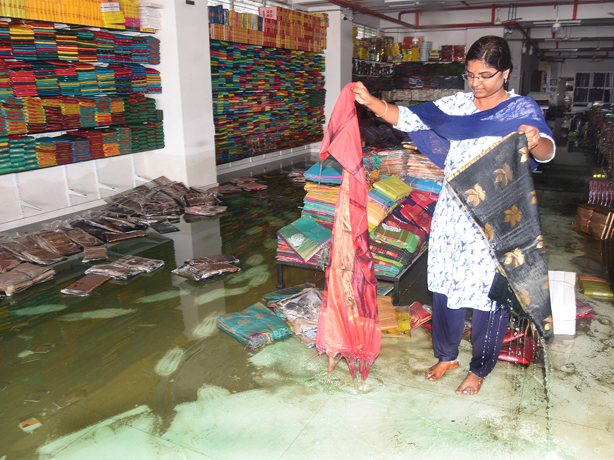 Photos Of Flood Water In Warangal Due To Heavy Rains - Sakshi2