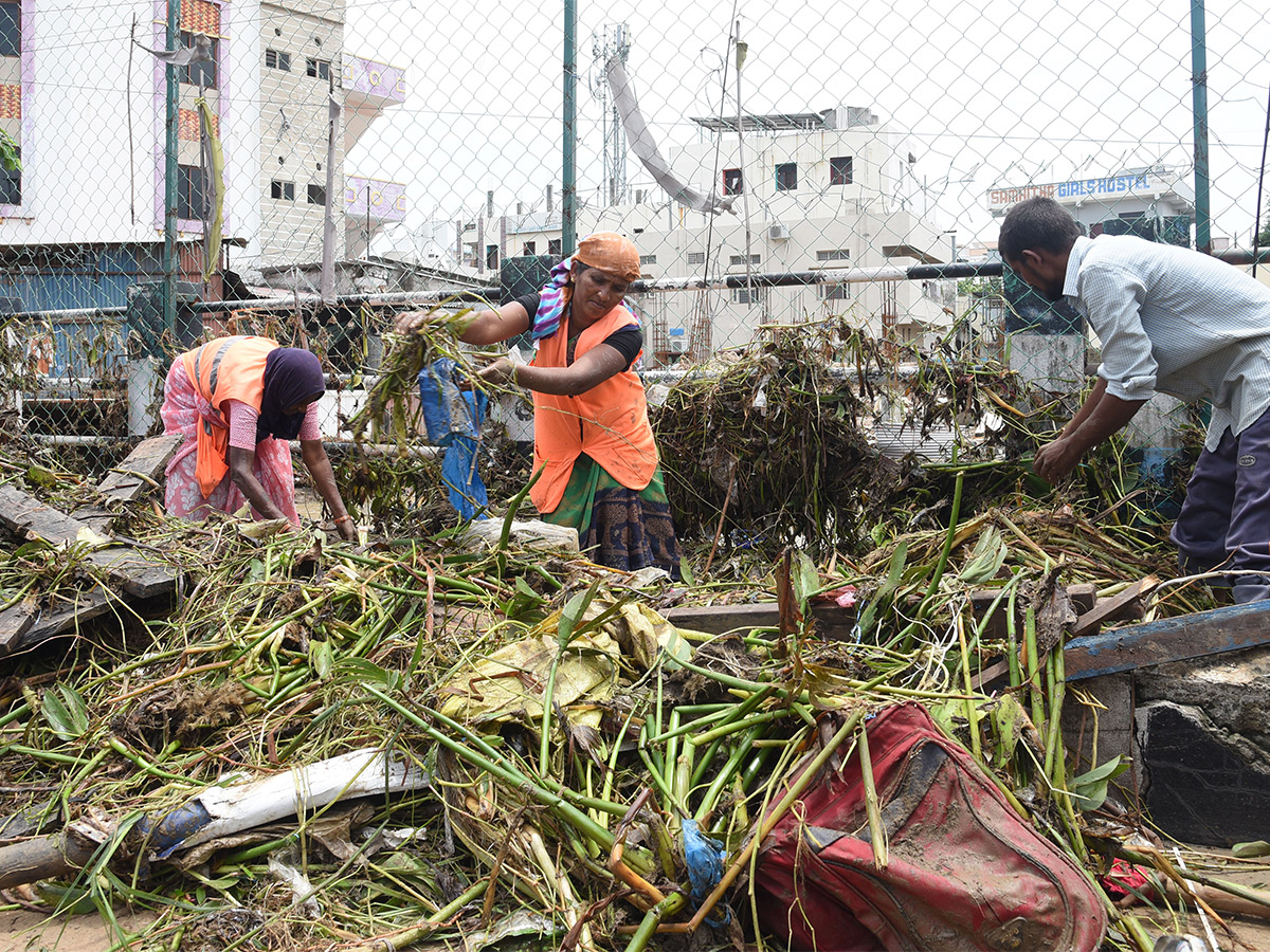 Photos Of Flood Water In Warangal Due To Heavy Rains - Sakshi24