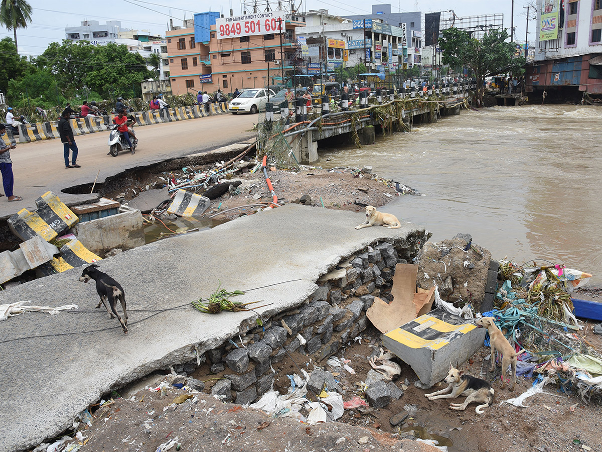 Photos Of Flood Water In Warangal Due To Heavy Rains - Sakshi26