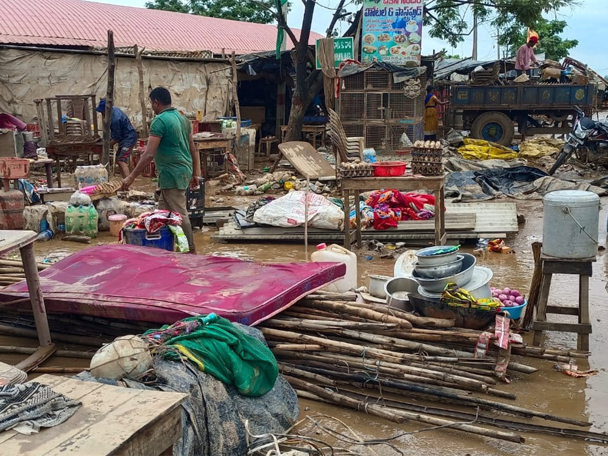 Photos Of Flood Water In Warangal Due To Heavy Rains - Sakshi5