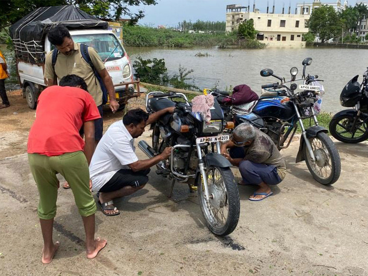 Photos Of Flood Water In Warangal Due To Heavy Rains - Sakshi9