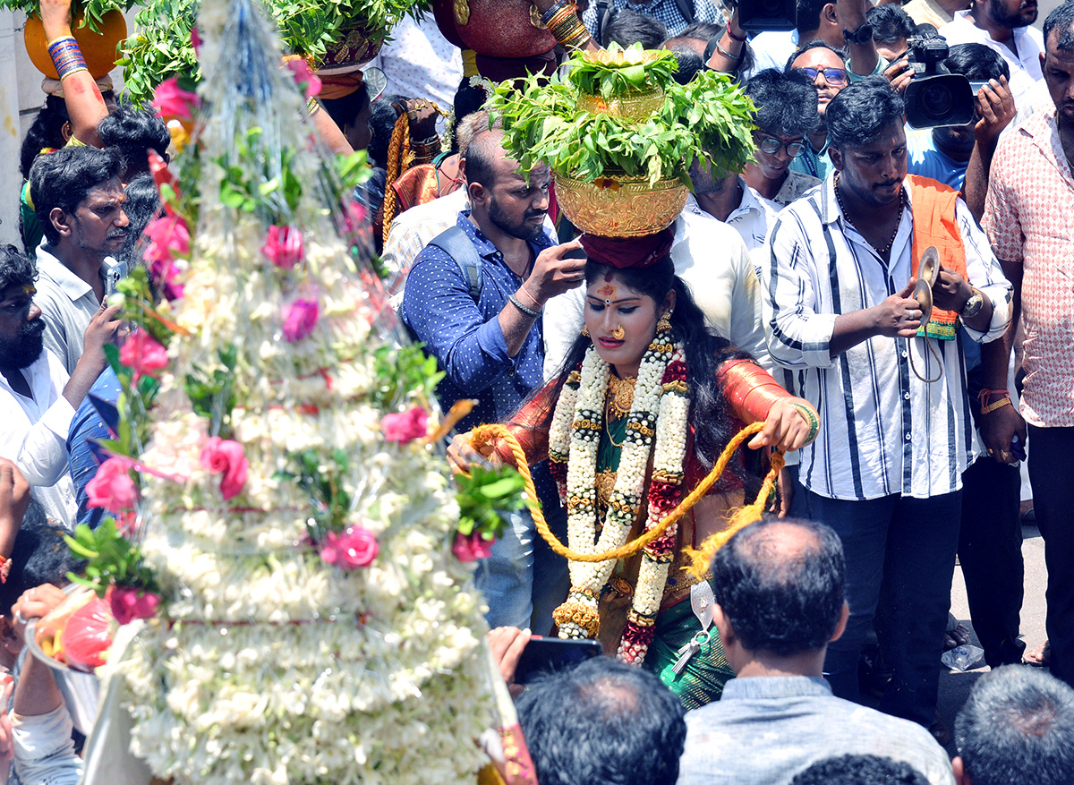 Telangana Bangaru Bonam to Vijayawada Kanaka Durga Pics - Sakshi12