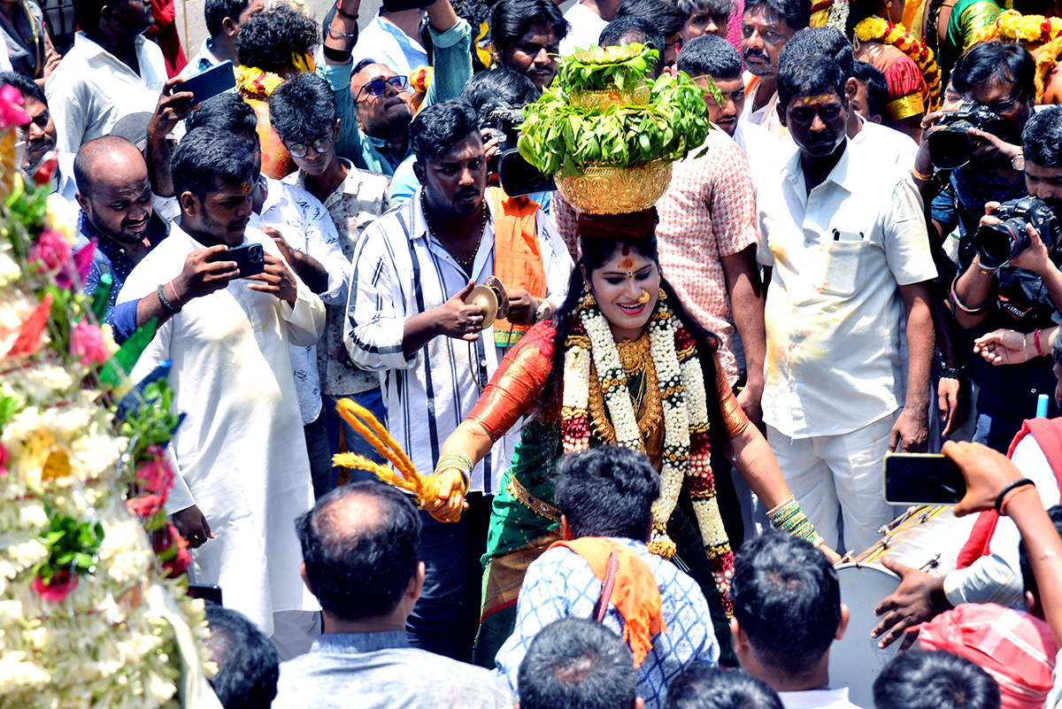 Telangana Bangaru Bonam to Vijayawada Kanaka Durga Pics - Sakshi15