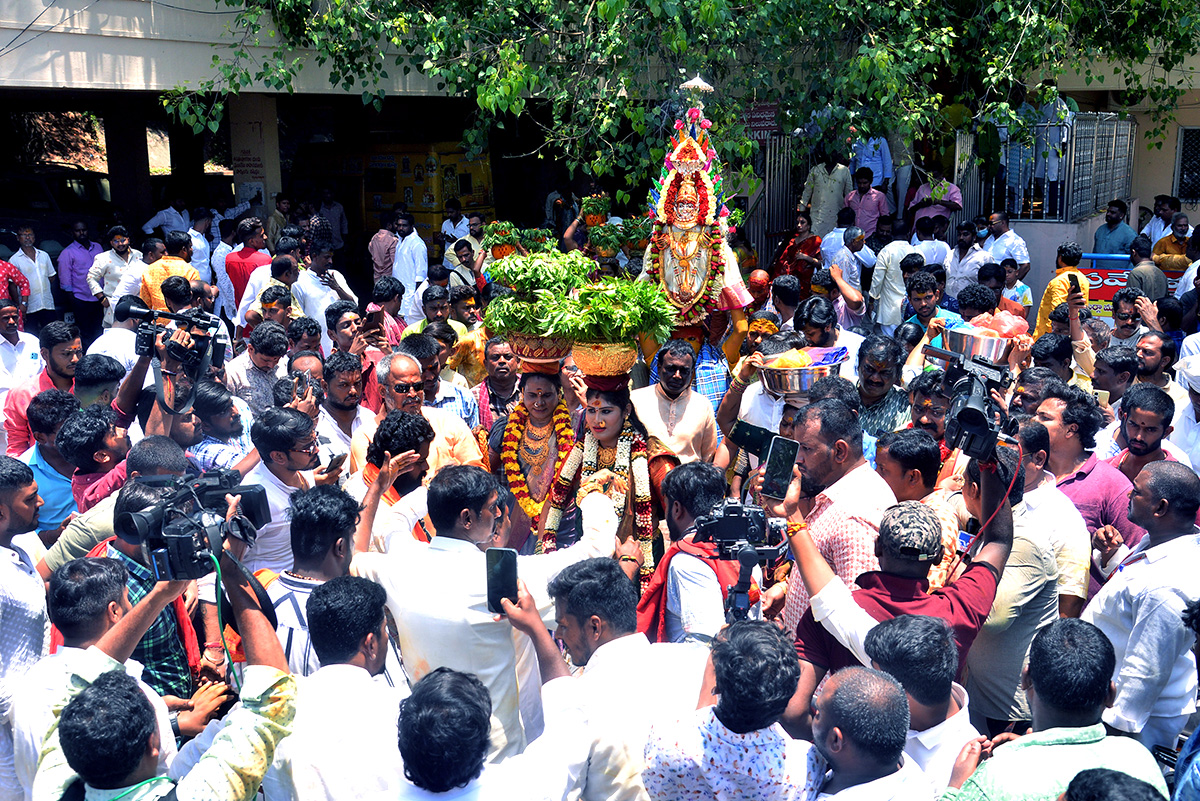 Telangana Bangaru Bonam to Vijayawada Kanaka Durga Pics - Sakshi19