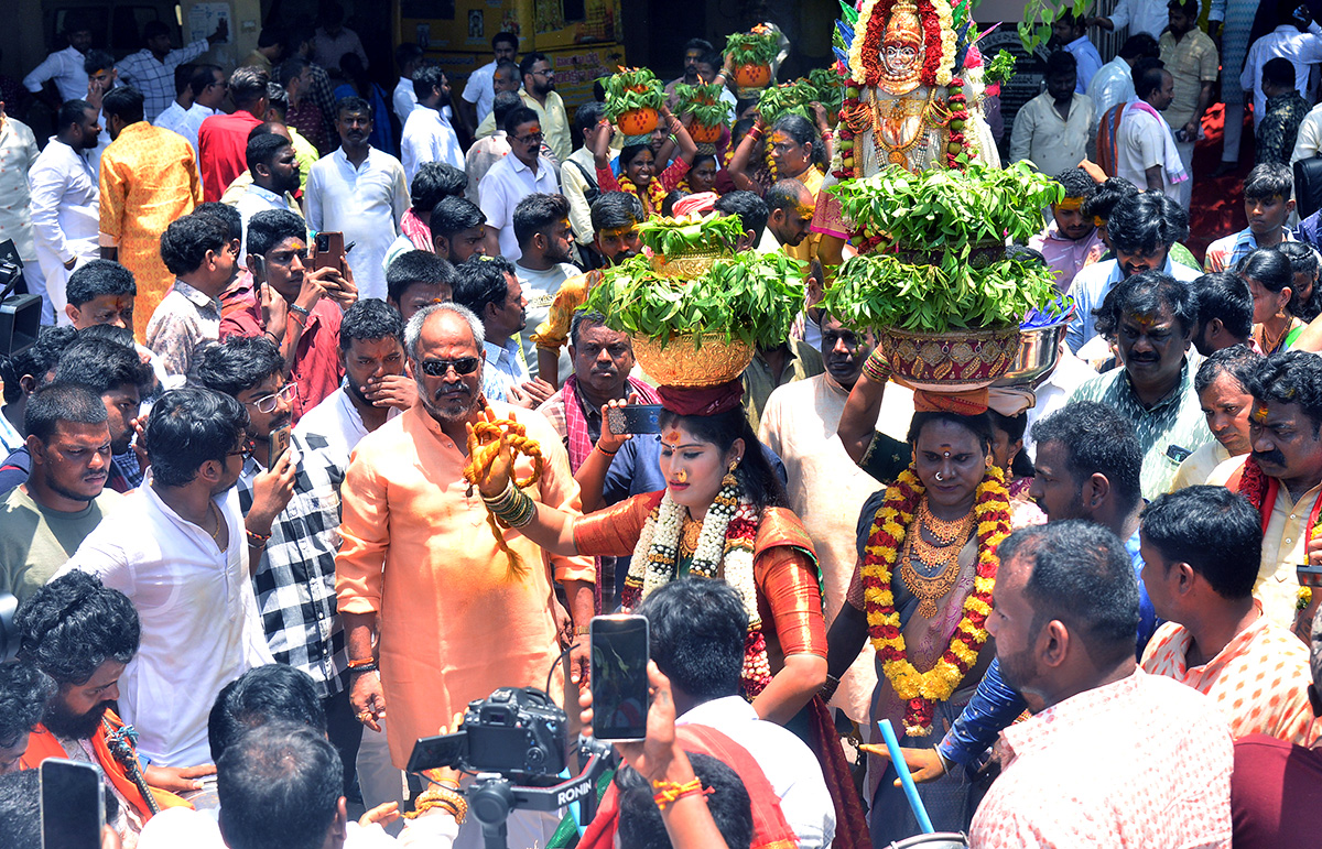 Telangana Bangaru Bonam to Vijayawada Kanaka Durga Pics - Sakshi2