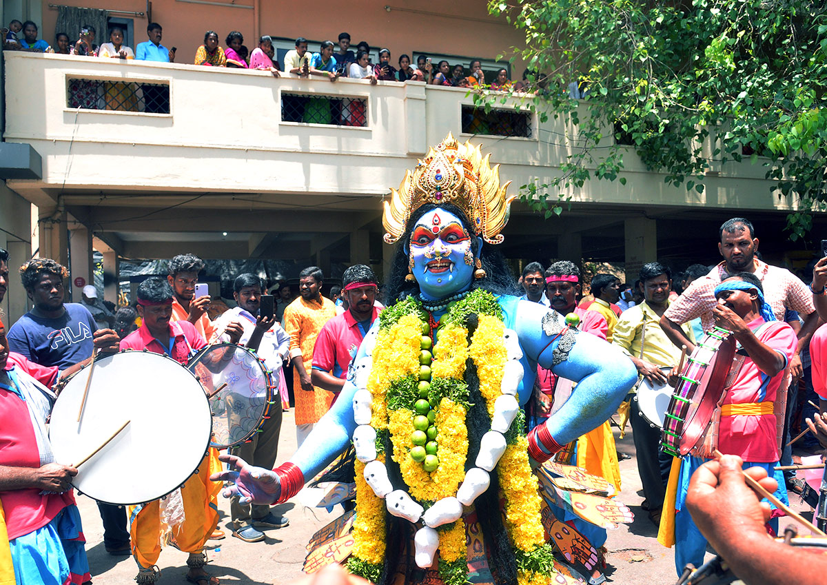 Telangana Bangaru Bonam to Vijayawada Kanaka Durga Pics - Sakshi6