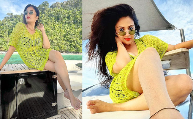 Anchor Sreemukhi Latest Ship Photos - Sakshi1