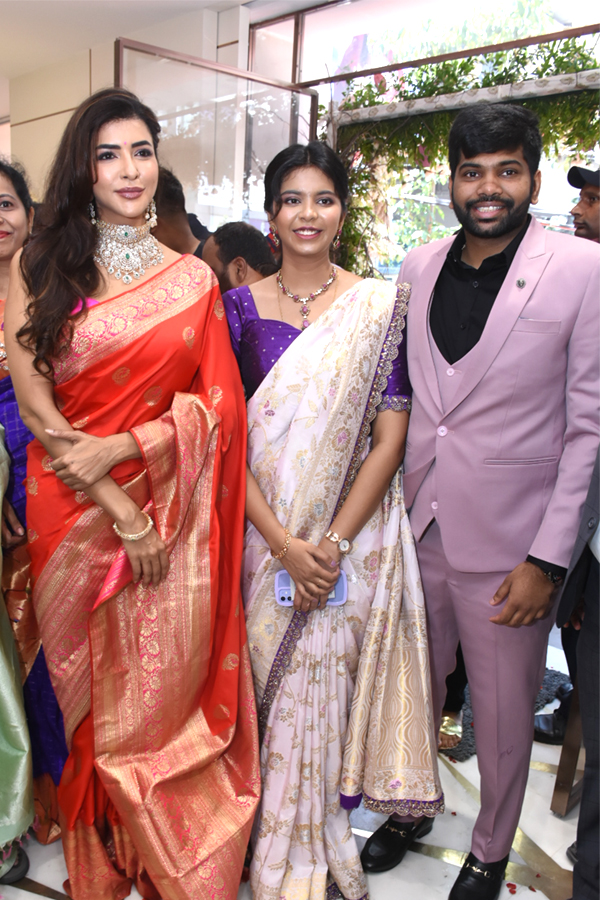 Actress Lakshmi Manchu Grand Launch Visista Gold and Diamonds Jewellery Store at JubileeHills Photos - Sakshi14