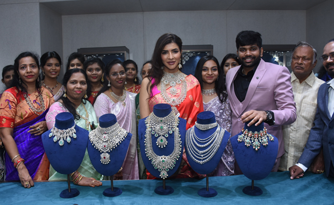 Actress Lakshmi Manchu Grand Launch Visista Gold and Diamonds Jewellery Store at JubileeHills Photos - Sakshi1