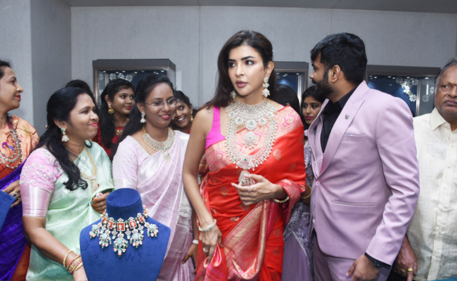 Actress Lakshmi Manchu Grand Launch Visista Gold and Diamonds Jewellery Store at JubileeHills Photos - Sakshi3