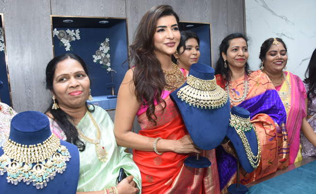 Actress Lakshmi Manchu Grand Launch Visista Gold and Diamonds Jewellery Store at JubileeHills Photos - Sakshi4