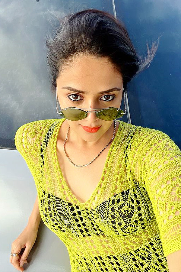 Anchor Sreemukhi Latest Ship Photos - Sakshi7