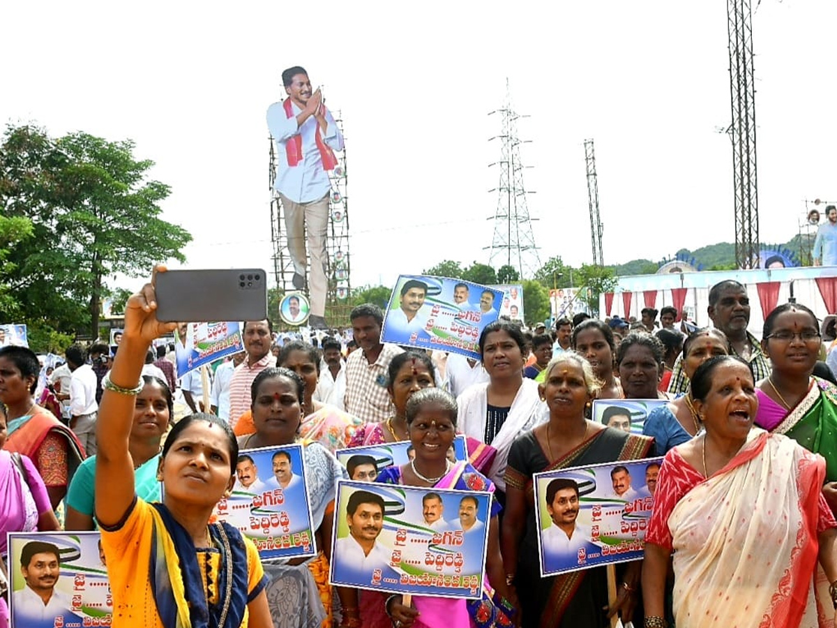 CM Jagan Convoy Receives Grand Welcome at Chittoor Photos - Sakshi13