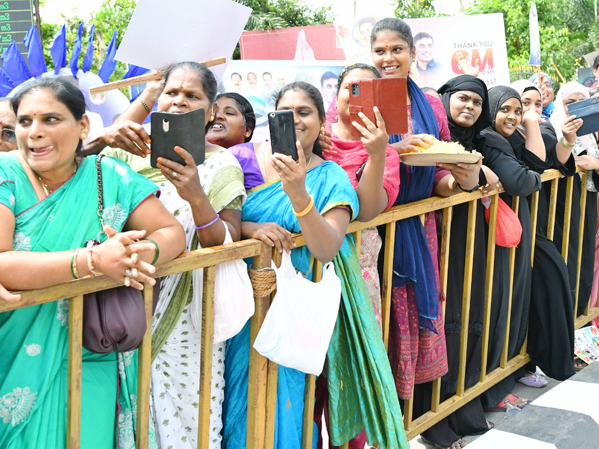 CM Jagan Convoy Receives Grand Welcome at Chittoor Photos - Sakshi15