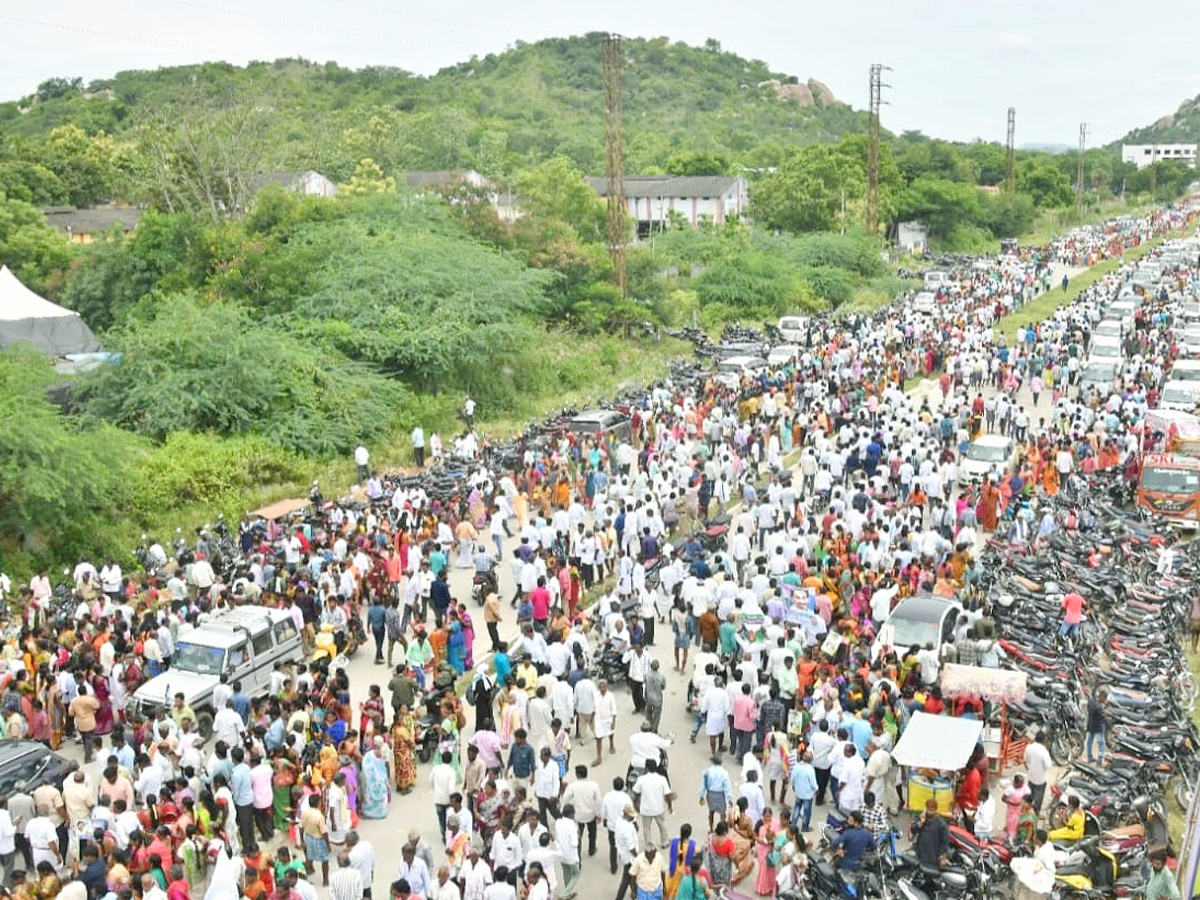 CM Jagan Convoy Receives Grand Welcome at Chittoor Photos - Sakshi10