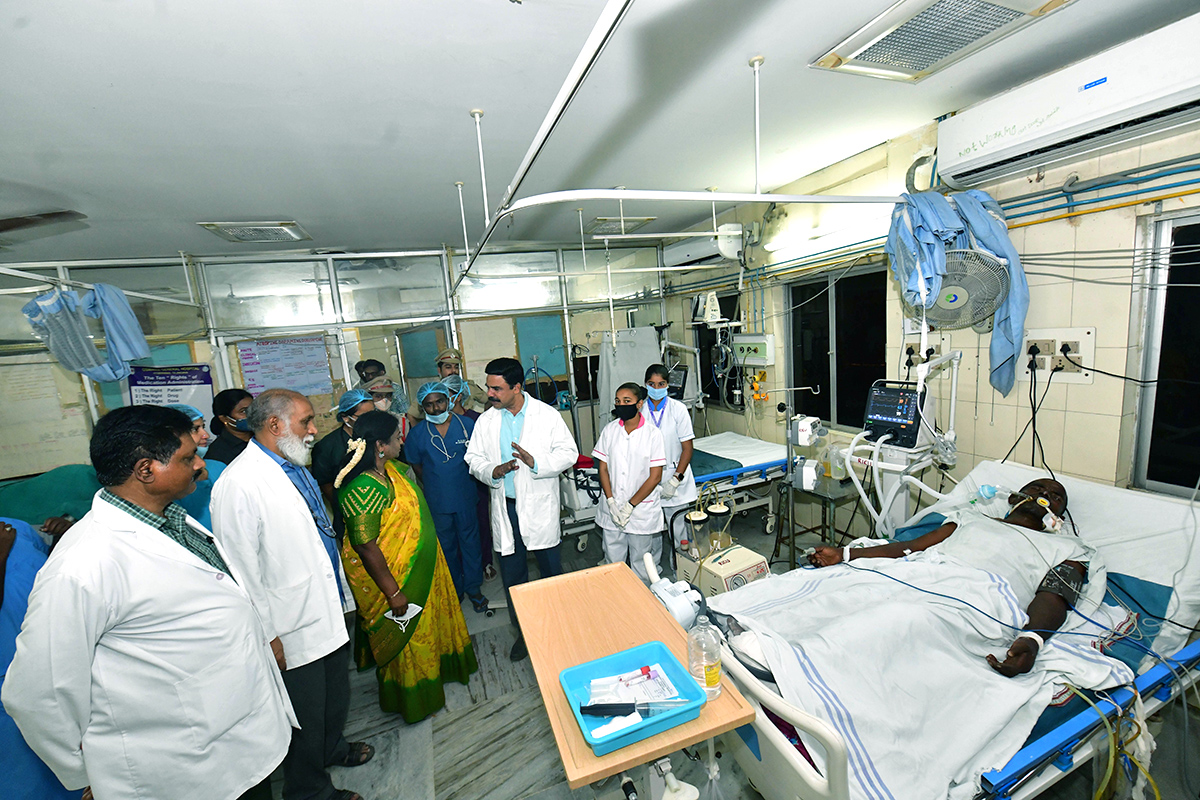 Governor Tamilisai Surprise Visit To The Osmania Hospital Pics - Sakshi13