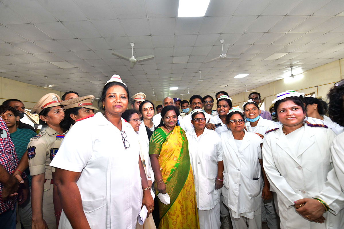 Governor Tamilisai Surprise Visit To The Osmania Hospital Pics - Sakshi16