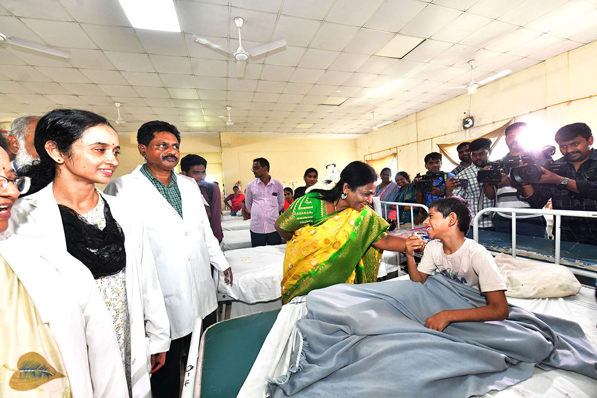 Governor Tamilisai Surprise Visit To The Osmania Hospital Pics - Sakshi17