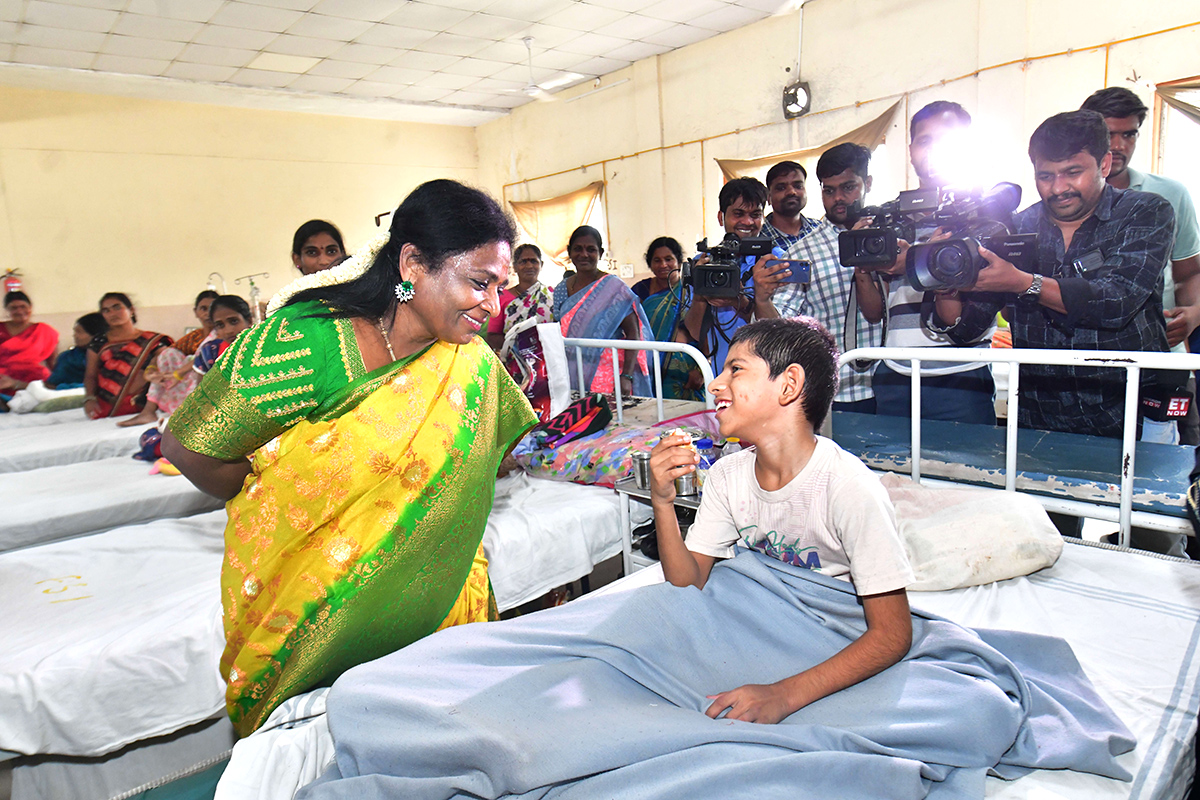 Governor Tamilisai Surprise Visit To The Osmania Hospital Pics - Sakshi18