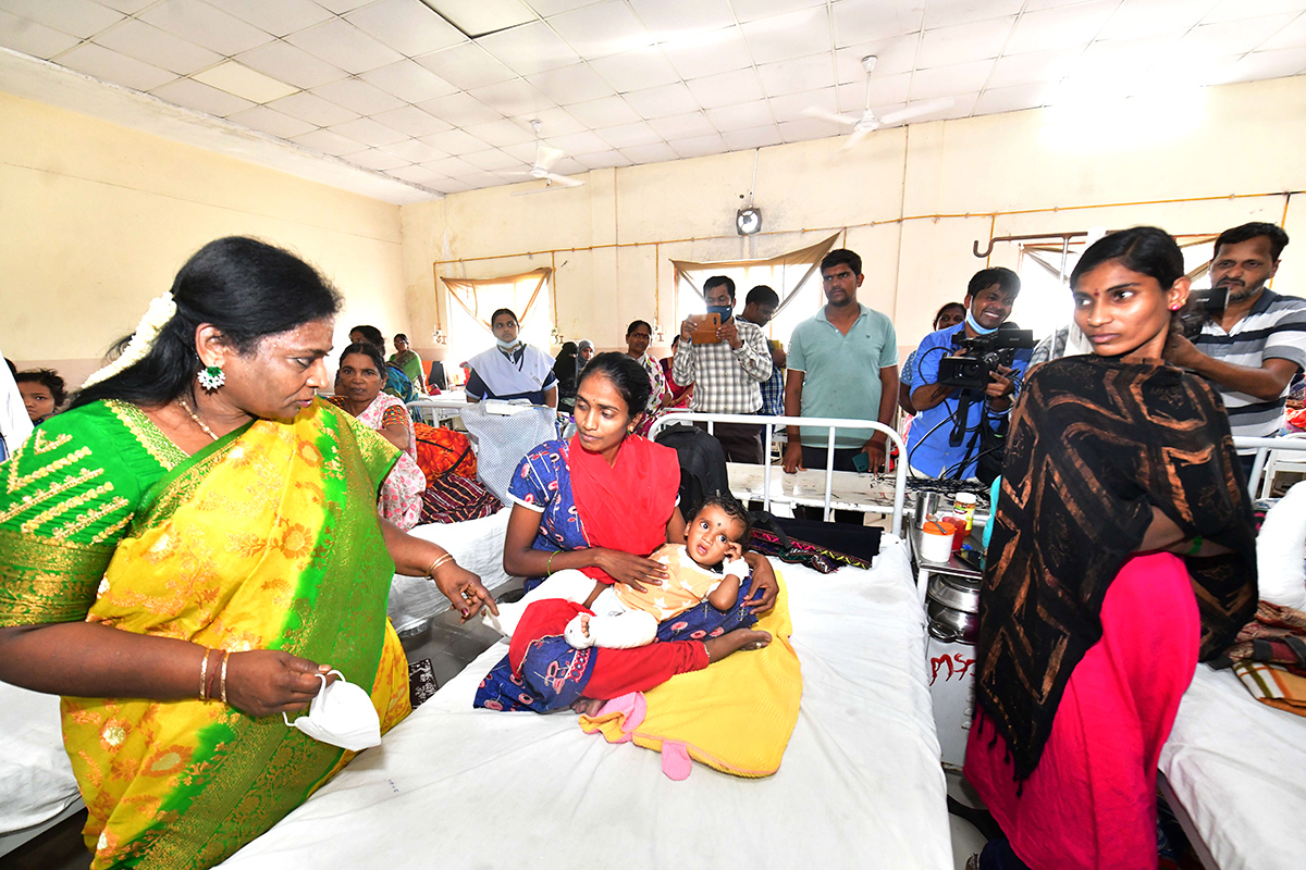 Governor Tamilisai Surprise Visit To The Osmania Hospital Pics - Sakshi20