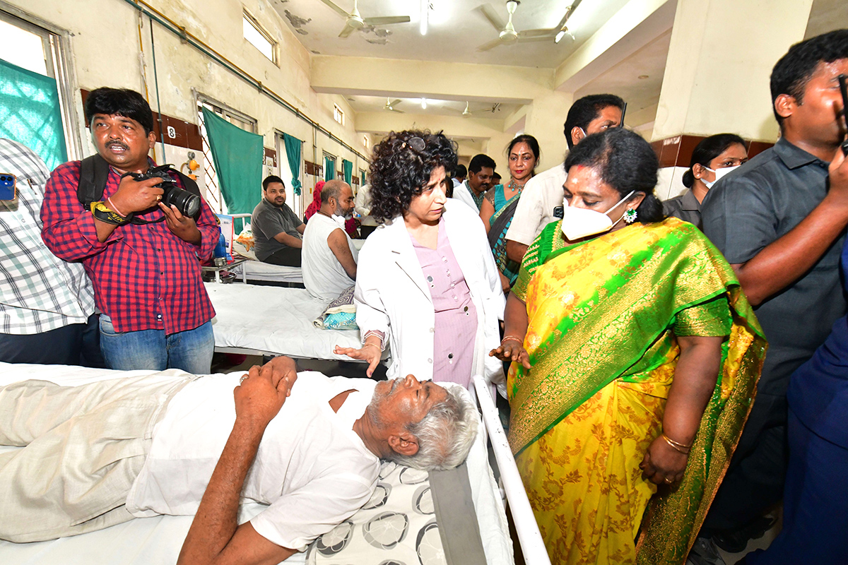 Governor Tamilisai Surprise Visit To The Osmania Hospital Pics - Sakshi4