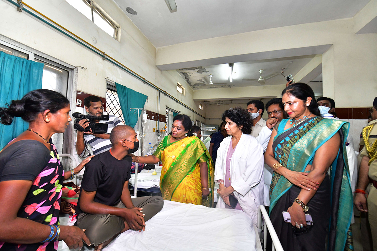 Governor Tamilisai Surprise Visit To The Osmania Hospital Pics - Sakshi5