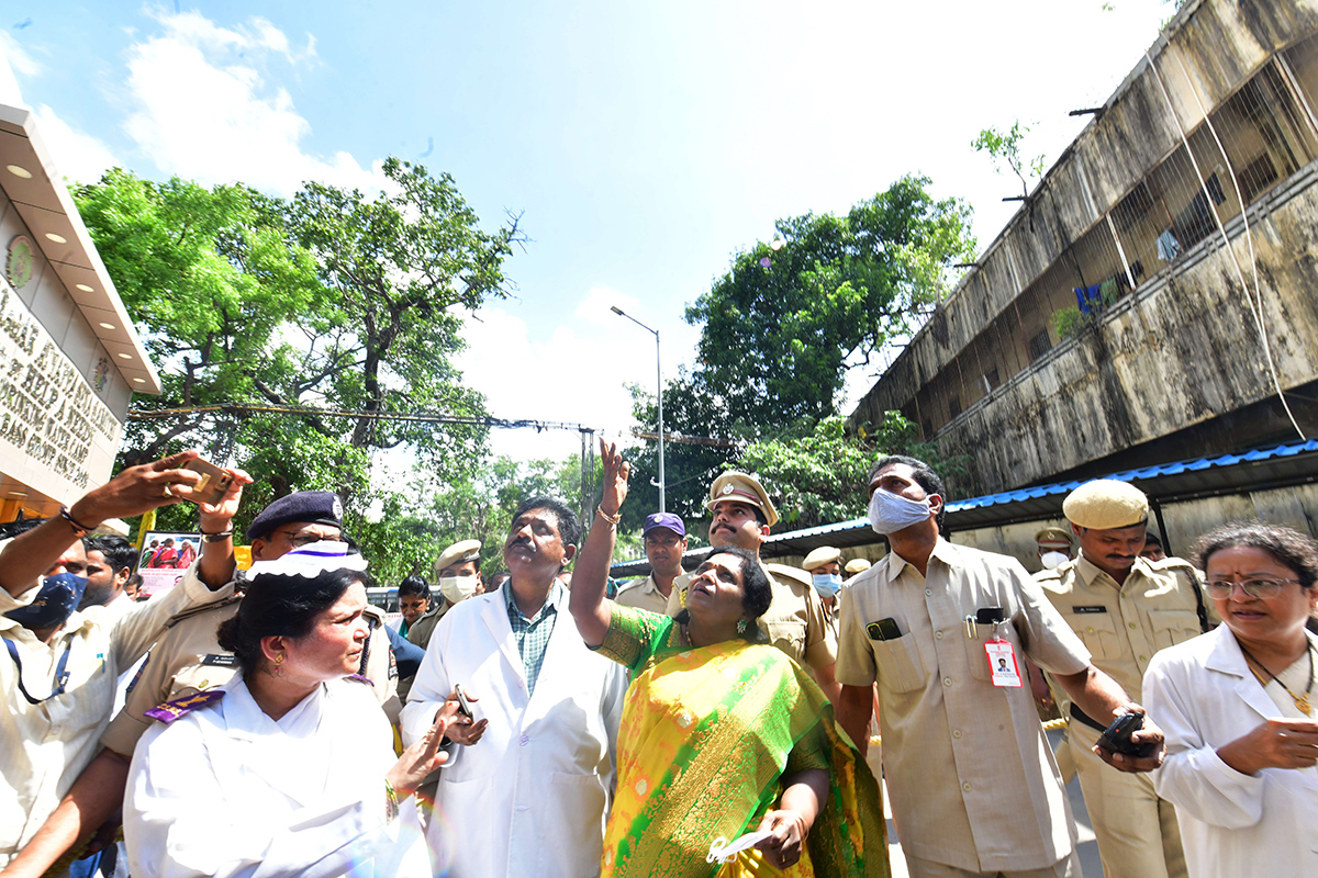 Governor Tamilisai Surprise Visit To The Osmania Hospital Pics - Sakshi6