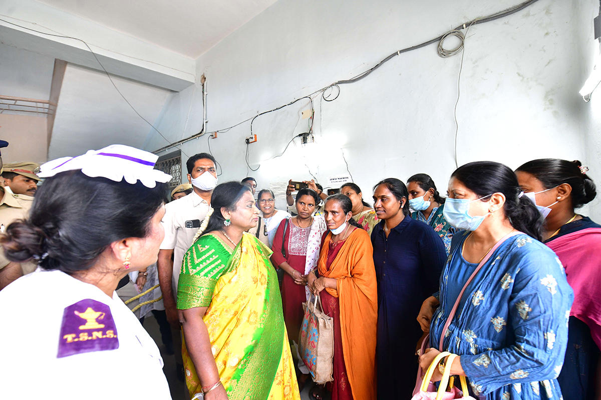 Governor Tamilisai Surprise Visit To The Osmania Hospital Pics - Sakshi7