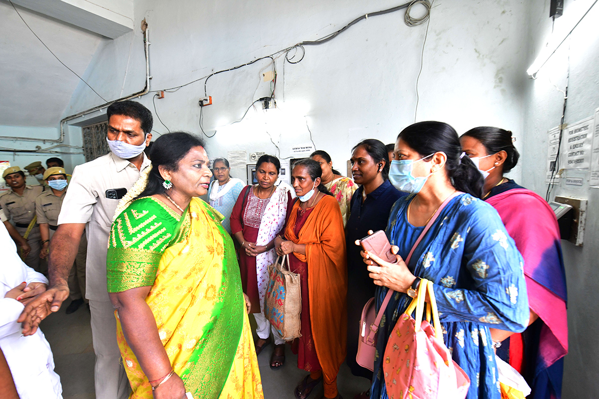 Governor Tamilisai Surprise Visit To The Osmania Hospital Pics - Sakshi8