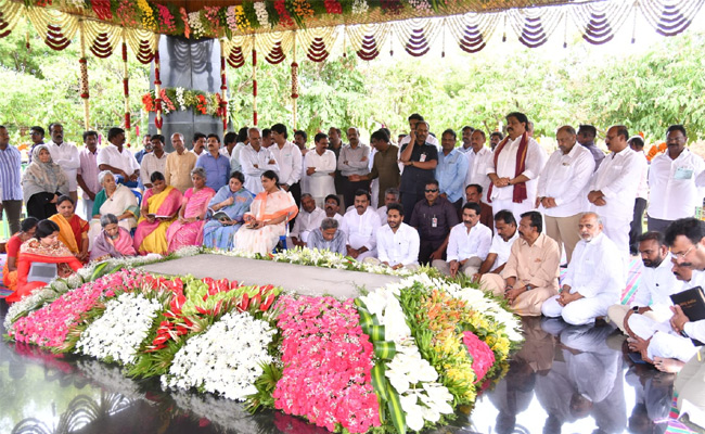 AP CM YS Jagan Pays Tributes To Dr YSR at YSR Ghat Photos - Sakshi2