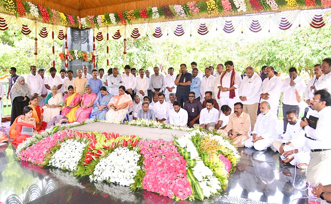 AP CM YS Jagan Pays Tributes To Dr YSR at YSR Ghat Photos - Sakshi3