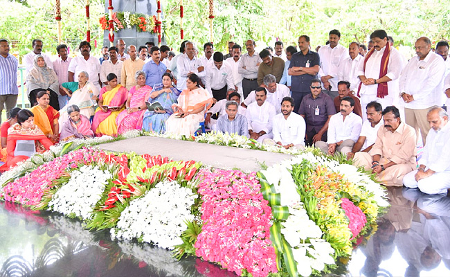 AP CM YS Jagan Pays Tributes To Dr YSR at YSR Ghat Photos - Sakshi4