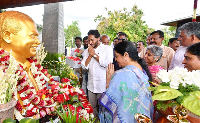 AP CM YS Jagan Pays Tributes To Dr YSR at YSR Ghat Photos - Sakshi5