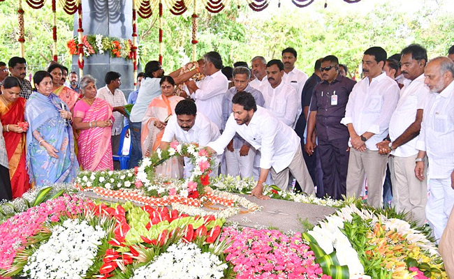 AP CM YS Jagan Pays Tributes To Dr YSR at YSR Ghat Photos - Sakshi1