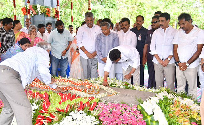 AP CM YS Jagan Pays Tributes To Dr YSR at YSR Ghat Photos - Sakshi6