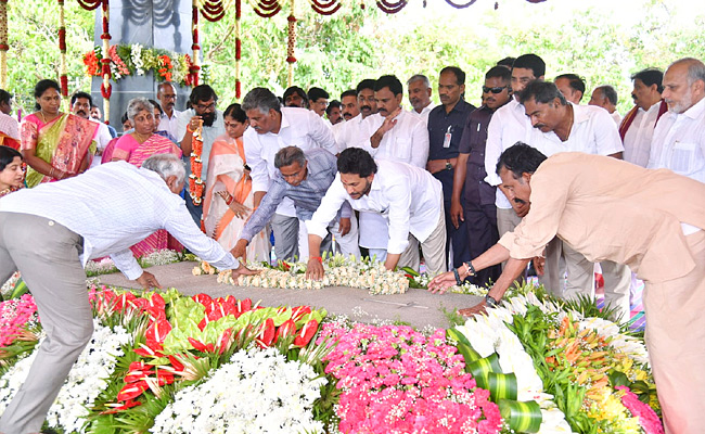 AP CM YS Jagan Pays Tributes To Dr YSR at YSR Ghat Photos - Sakshi7