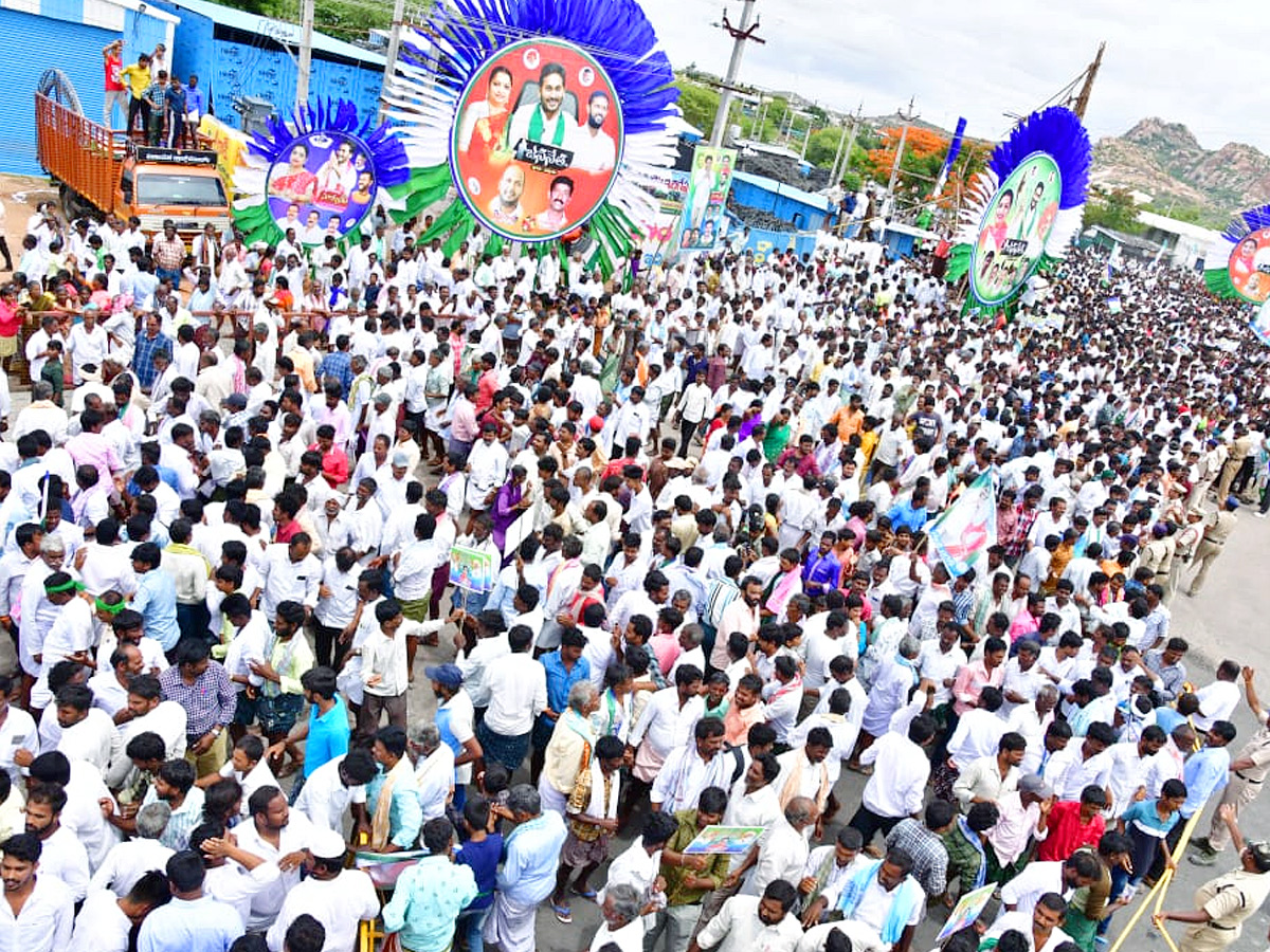 CM Jagan Convoy Receives Grand Welcome at Kalyandurgam Photos - Sakshi2