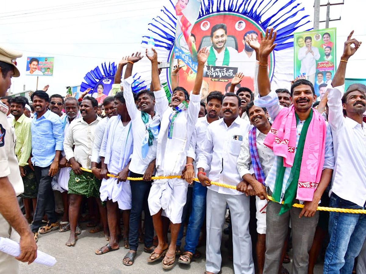 CM Jagan Convoy Receives Grand Welcome at Kalyandurgam Photos - Sakshi11