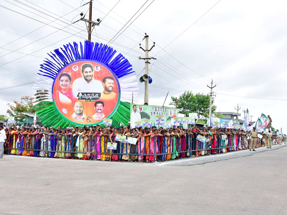 CM Jagan Convoy Receives Grand Welcome at Kalyandurgam Photos - Sakshi12