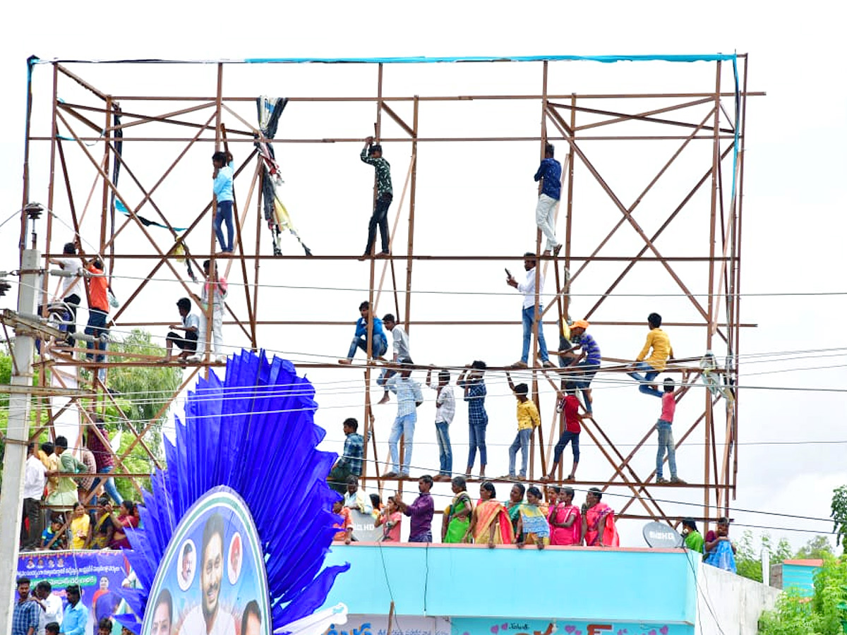 CM Jagan Convoy Receives Grand Welcome at Kalyandurgam Photos - Sakshi13