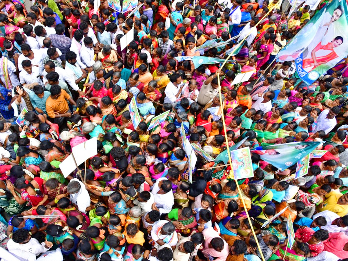 CM Jagan Convoy Receives Grand Welcome at Kalyandurgam Photos - Sakshi14