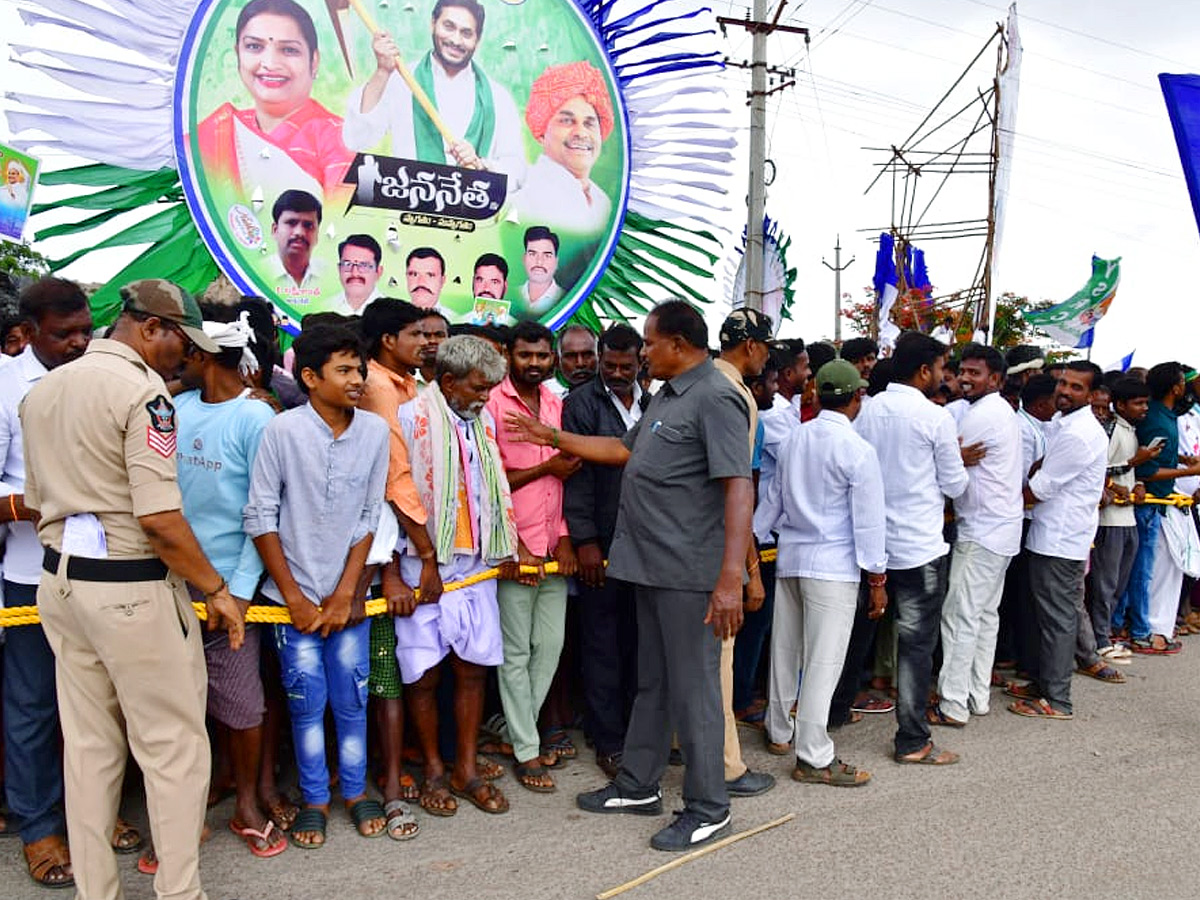 CM Jagan Convoy Receives Grand Welcome at Kalyandurgam Photos - Sakshi15